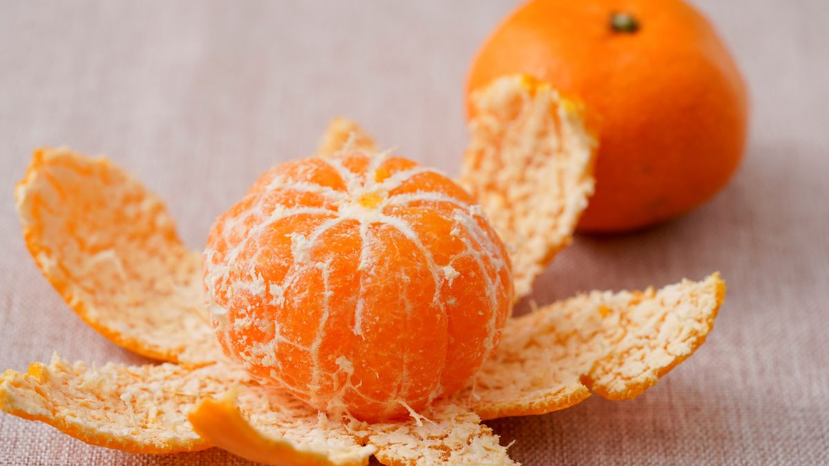 Mandarinen schälen