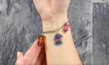 Ein Anhänger mit Figuren aus Schrumpffolie an einem Arm.