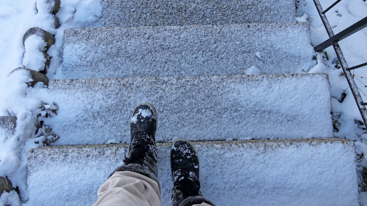 Enteiserspray: eine Treppe ist mit einer dünnen Schneeschicht bedeckt