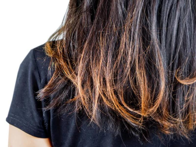 Eine Nahaufnahme von braunen Haaren mit hellen Spitzen.