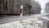 Leitpfosten am rechten Straßenrand im Winter.