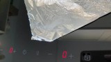 Alufolie liegt auf einem Cerankochfeld.