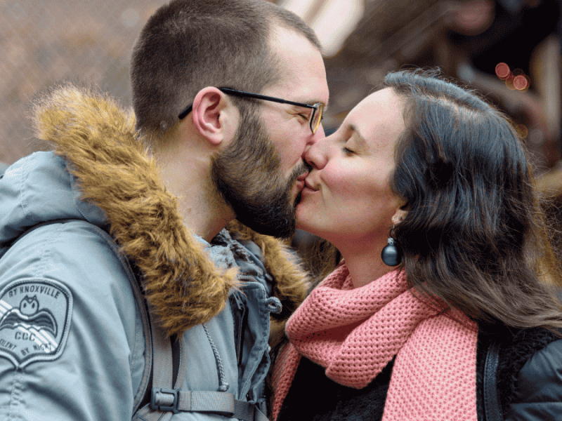 Valentinstag, Paar, das sich küsst