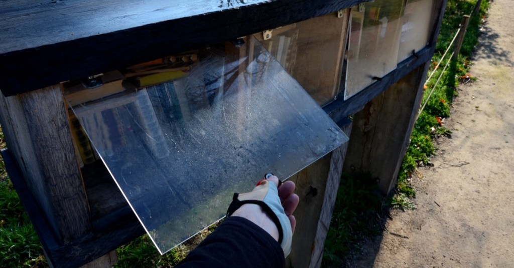 Plexiglas reinigen: eine verschmutzte Plexiglasabdeckung
