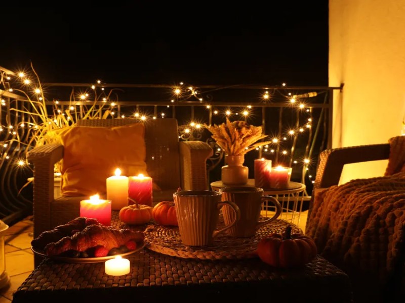 Ein Balkon mit Lichterkette.