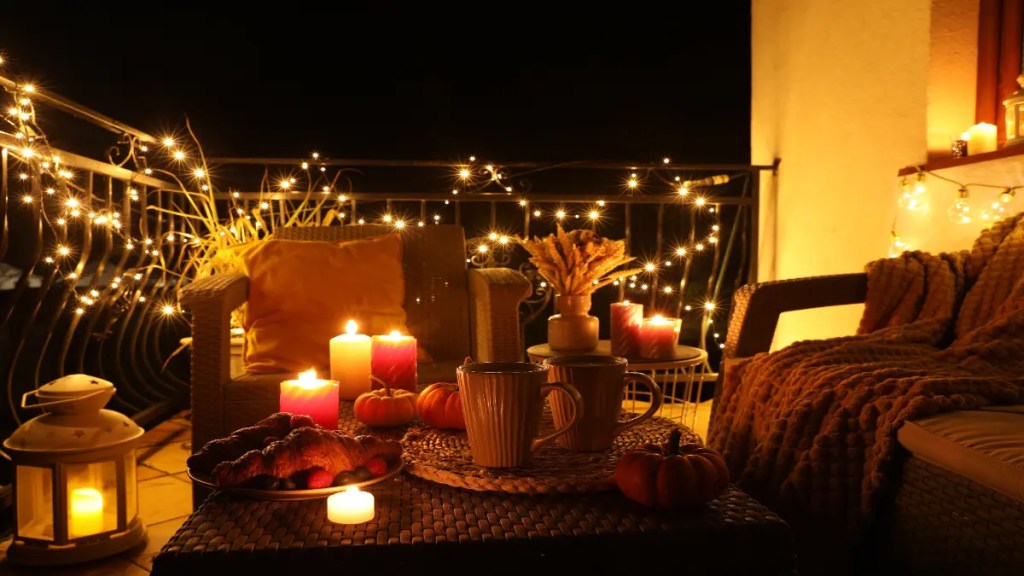 Ein Balkon mit Lichterkette.
