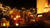 Ein Balkon mit Lichterkette.