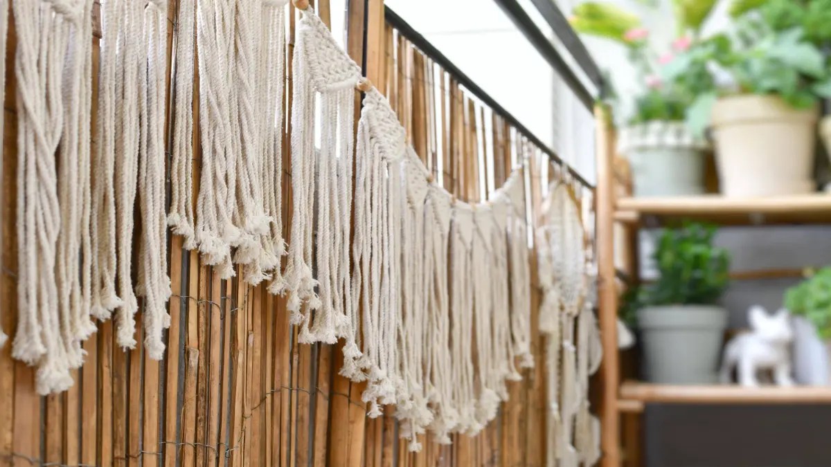 Ein Balkon mit Sichtschutz.