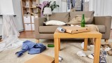 ein unordentliches Wohnzimmer