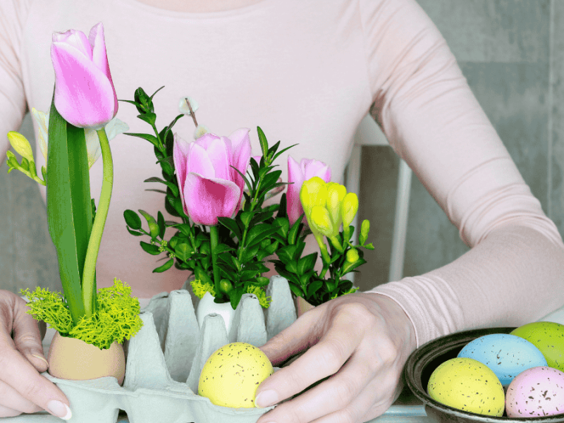 Eierschachteln mit Ostereiern Blumen dekorieren