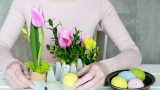 Eierschachteln mit Ostereiern Blumen dekorieren