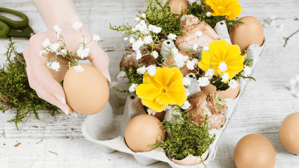Eierschachtel mit Eiern und Blumen