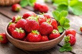 Eine Schale Erdbeeren steht auf dem Tisch.