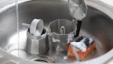 die Einzelteile eines Espressokochers liegen in einer Spüle