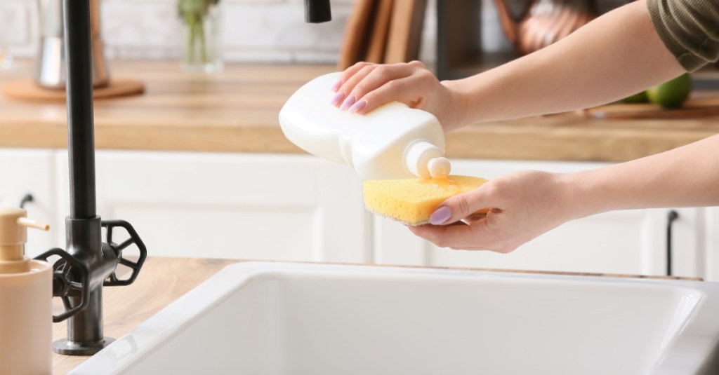 Keramikspüle reinigen mit einem Schwamm und Spülmittel