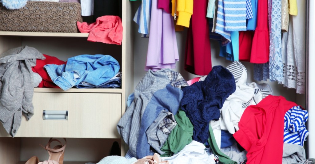 Kleiderschrank organisieren: Blick in einen chaotischen Kleiderschrank