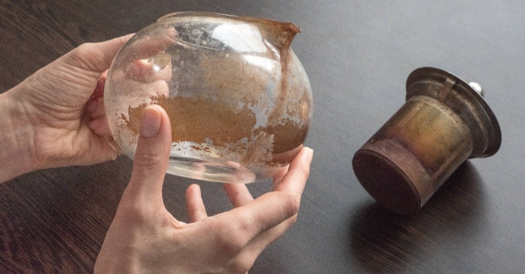 Schmutzige Teekanne aus Glas