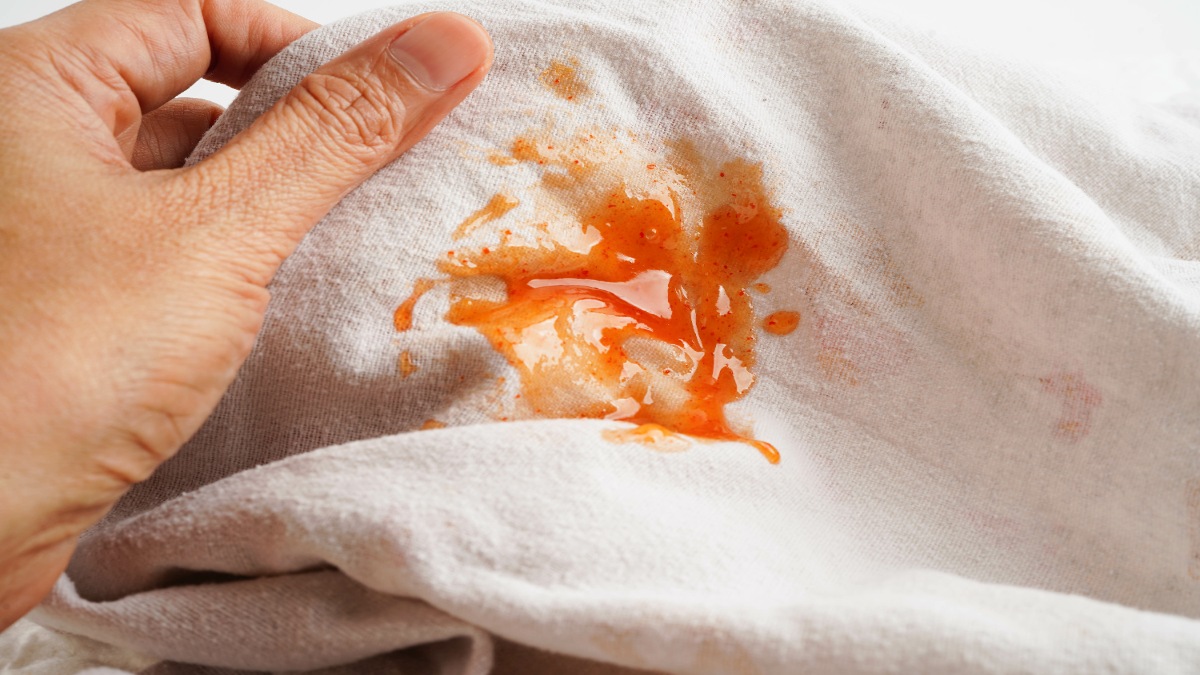 Ein Ketchup-Fleck auf einem T-Shirt.