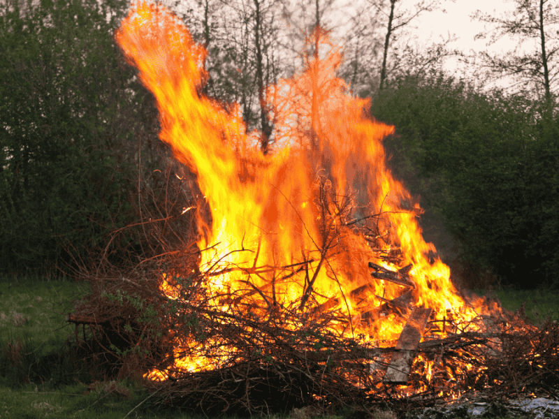 Osterfeuer im Garten machen