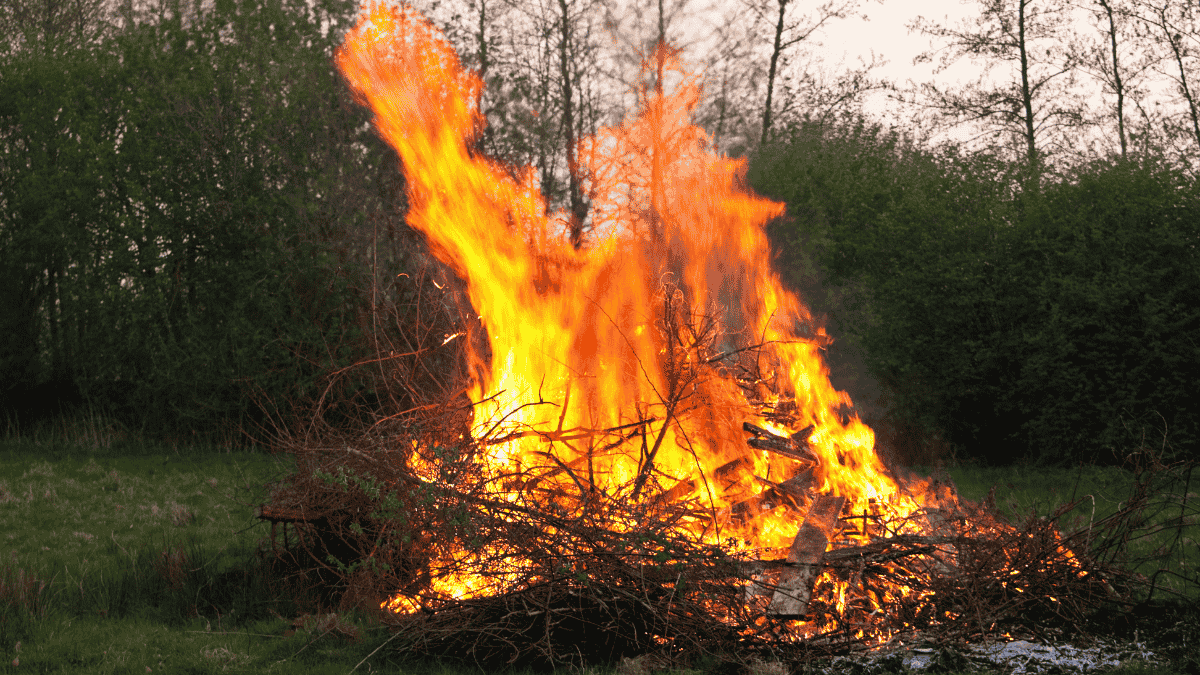 Osterfeuer im Garten machen