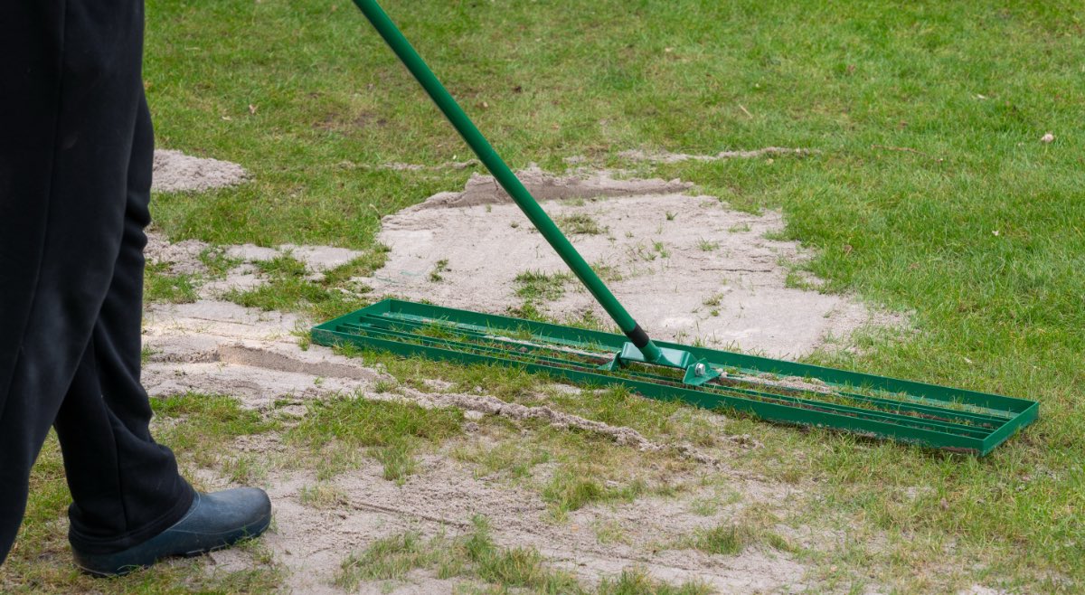 Rasenrakel selber bauen So geht es Genialetricks