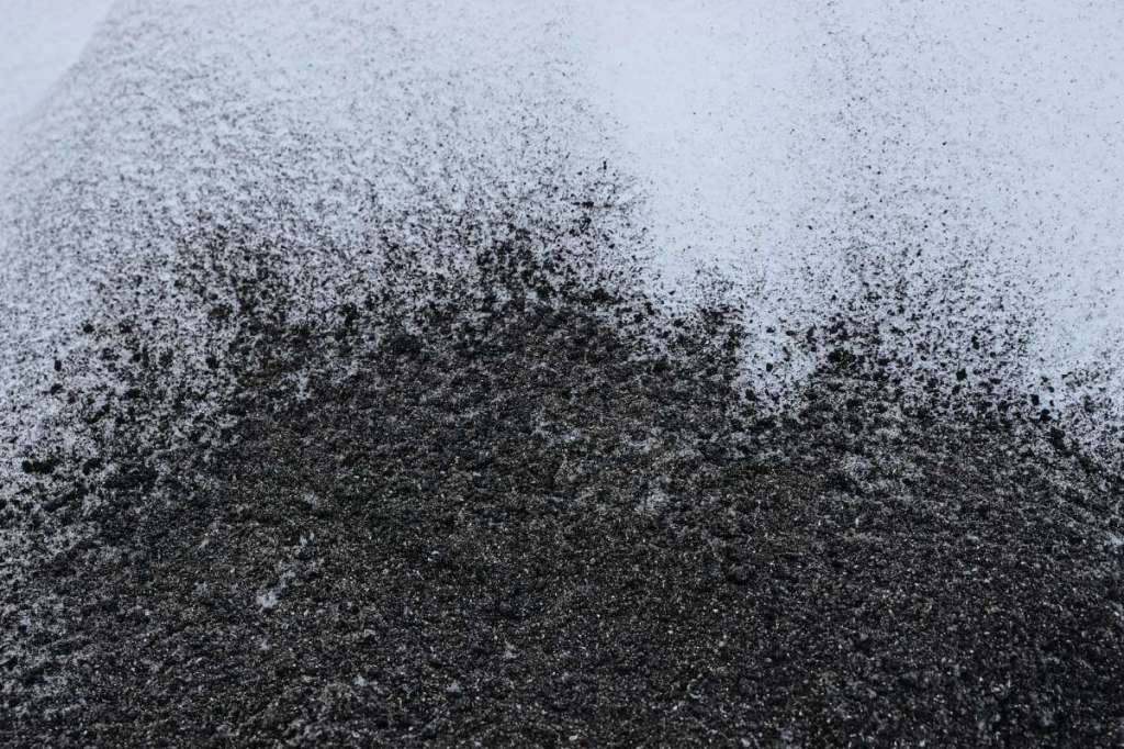 Schwarze Rußpartikel auf einem weißen Hintergrund