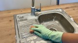 eine Edelstahl-Spüle wird gereinigt