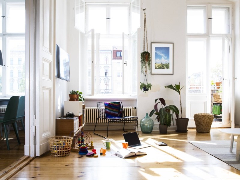 ein Wohnzimmer im Sonnenlicht