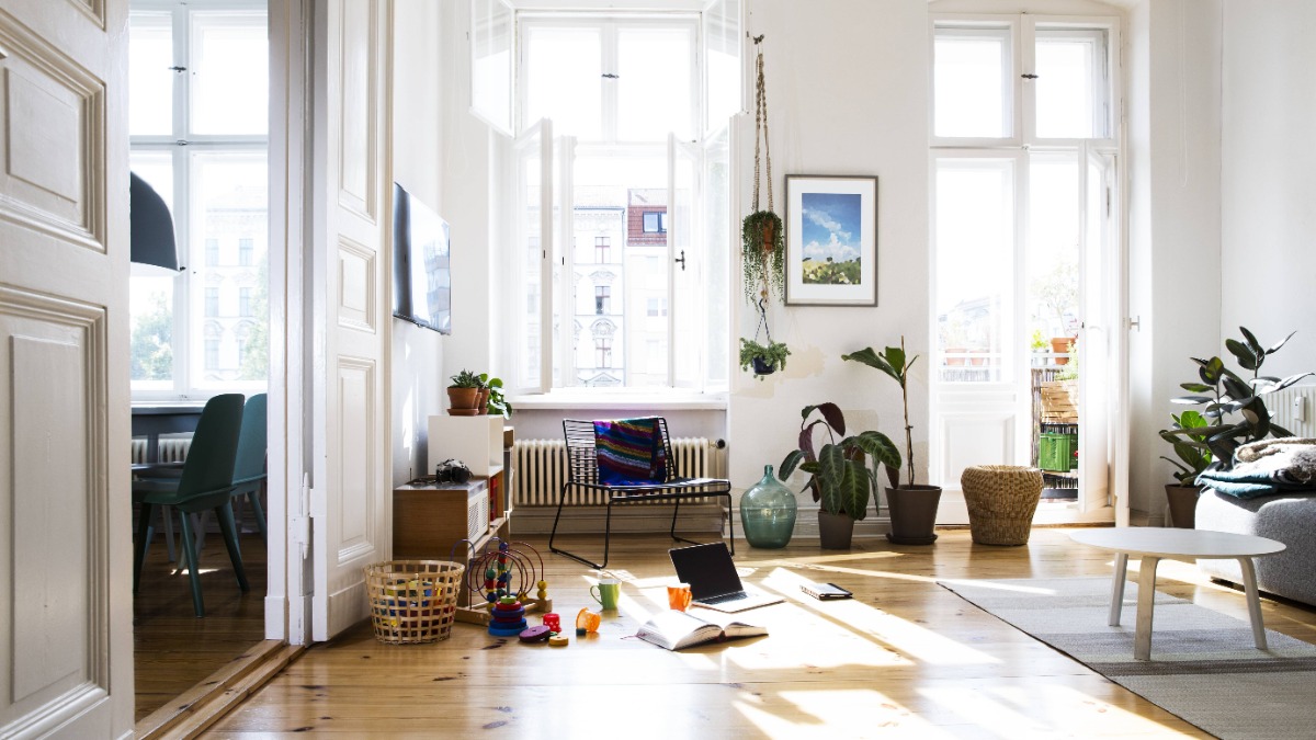 ein Wohnzimmer im Sonnenlicht