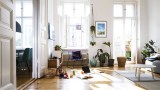 ein Wohnzimmer im Sonnenlicht
