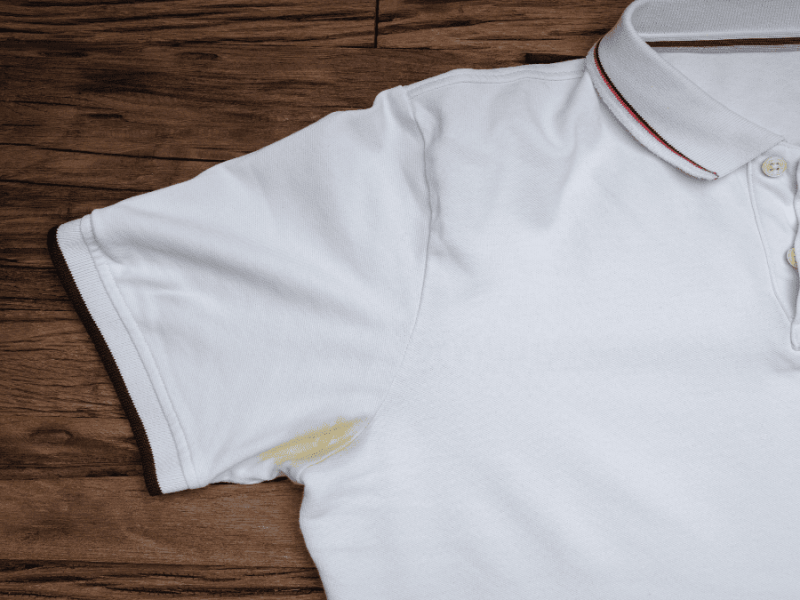 Ein T-Shirt mit einem sichtbaren Schweißfleck.