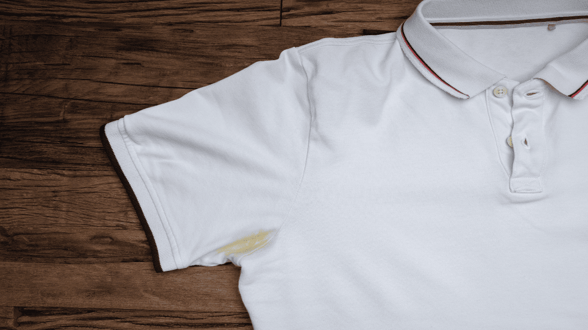 Ein T-Shirt mit einem sichtbaren Schweißfleck.