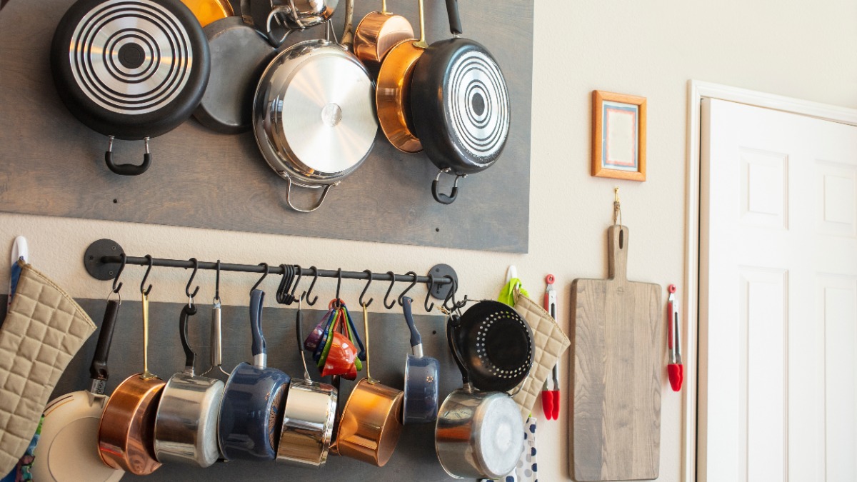 Töpfe und Pfannen Aufbewahrung hängend an der Wand