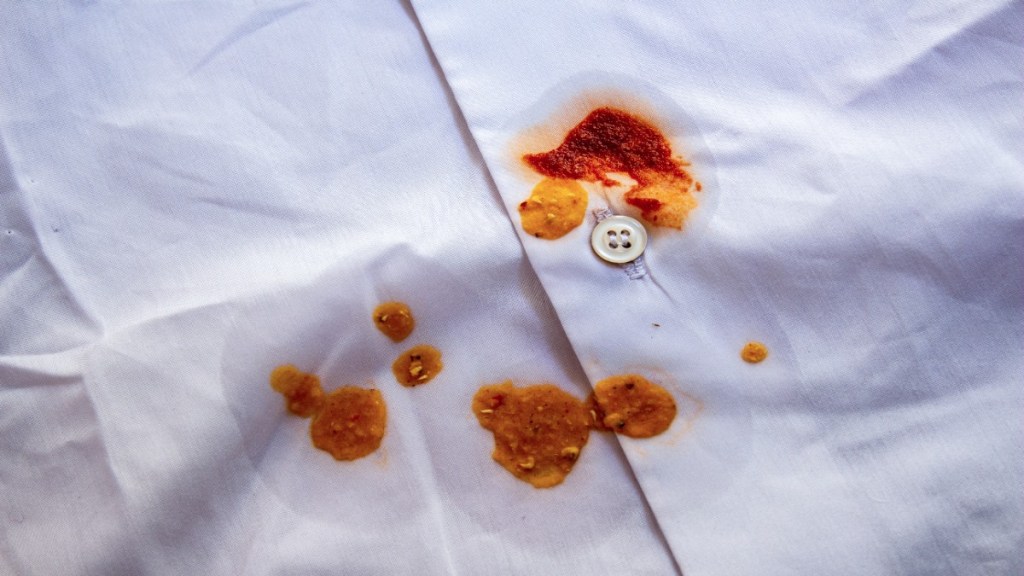 Ein Tomatenfleck auf einem Hemd.