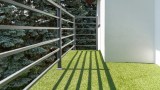 Rasen auf einem Balkon.