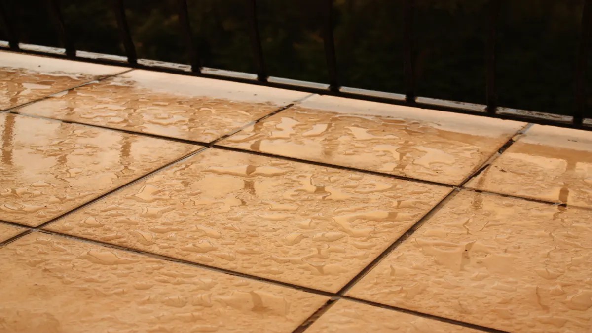 Regen auf einem Balkon.