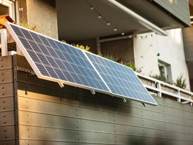 Eine Solaranlage auf dem Balkon.
