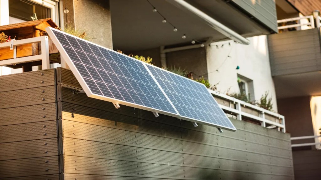 Eine Solaranlage auf dem Balkon.