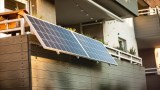 Eine Solaranlage auf dem Balkon.