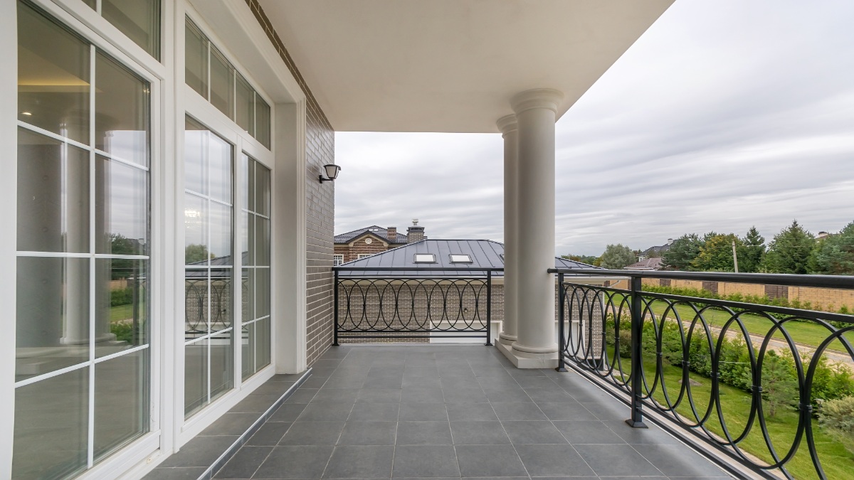 Ein Balkon mit einer Außenleuchte.