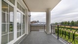Ein Balkon mit einer Außenleuchte.
