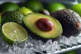 Eine aufgeschnittene Avocado im Eisfach.