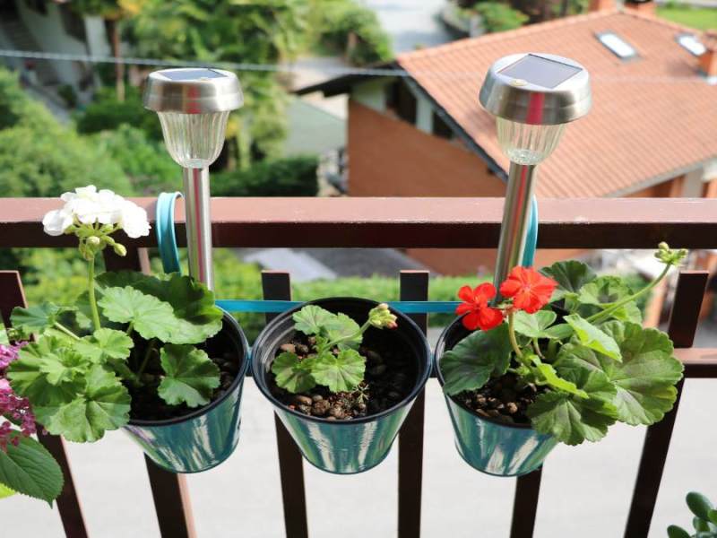 Solarleuchten auf einem Balkon.