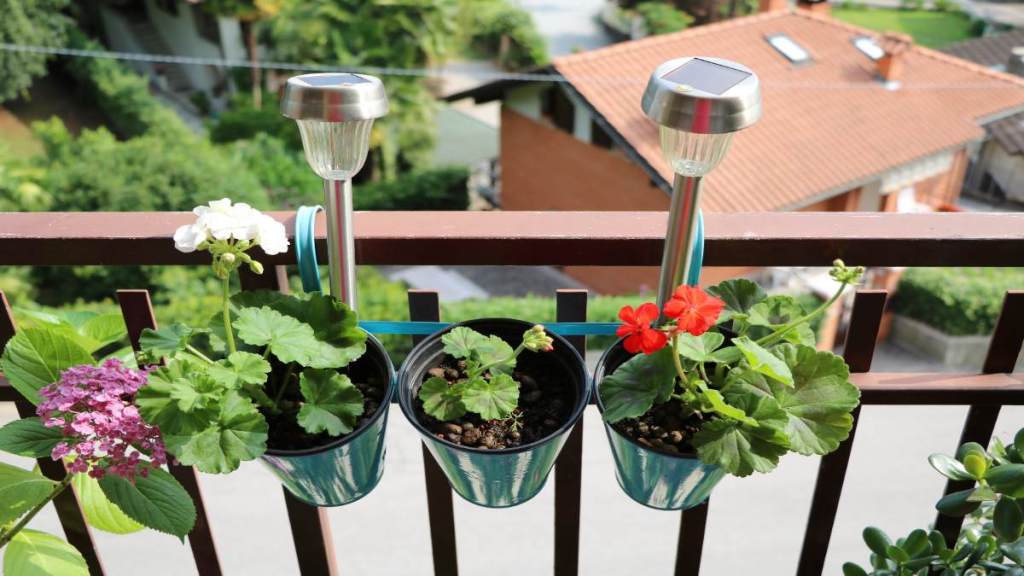 Solarleuchten auf einem Balkon.