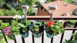 Solarleuchten auf einem Balkon.