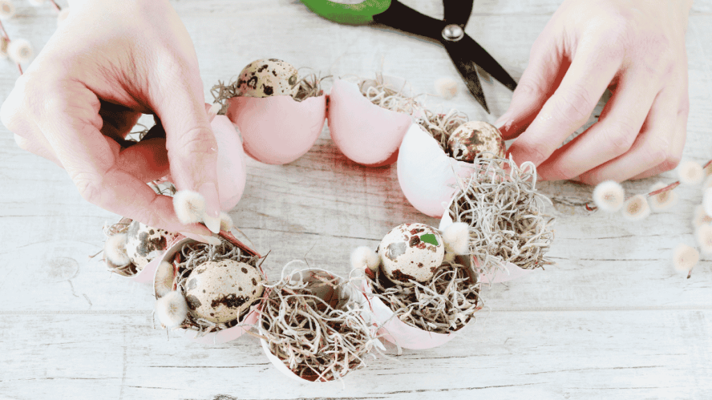 Basteln im Frühling mit Eierschalen und Naturmaterialien einen Osterkranz werkeln.