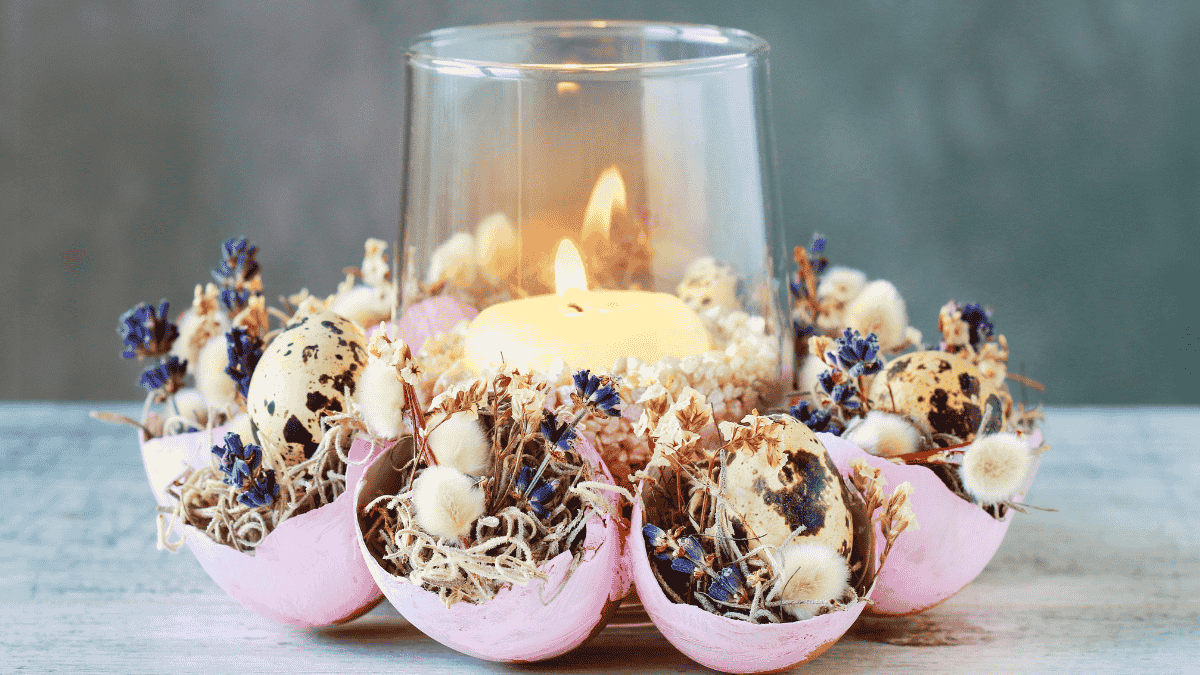 Basteln im Frühling mit Eierschalen und Naturmaterialien einen Osterkranz werkeln. Fertiger Kranz mit Windlicht.
