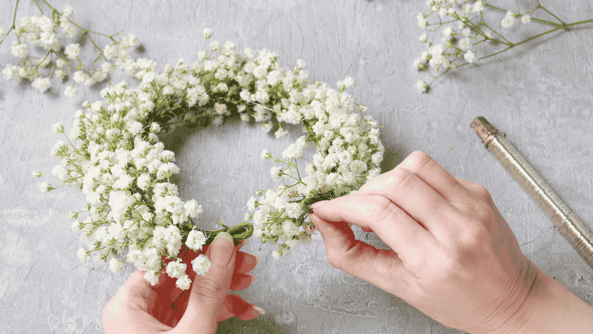 blumenkranz binden, schleierkraut haarkranz zusammenbinden