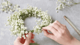blumenkranz binden, schleierkraut haarkranz zusammenbinden