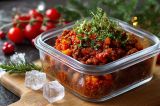 EIne Portion Bolognese in einer Aufbewahrungsbox aus Glas.